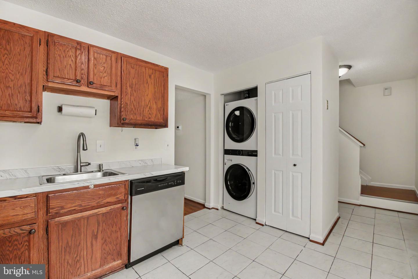 8526 Englewood Ct Property Photo 6