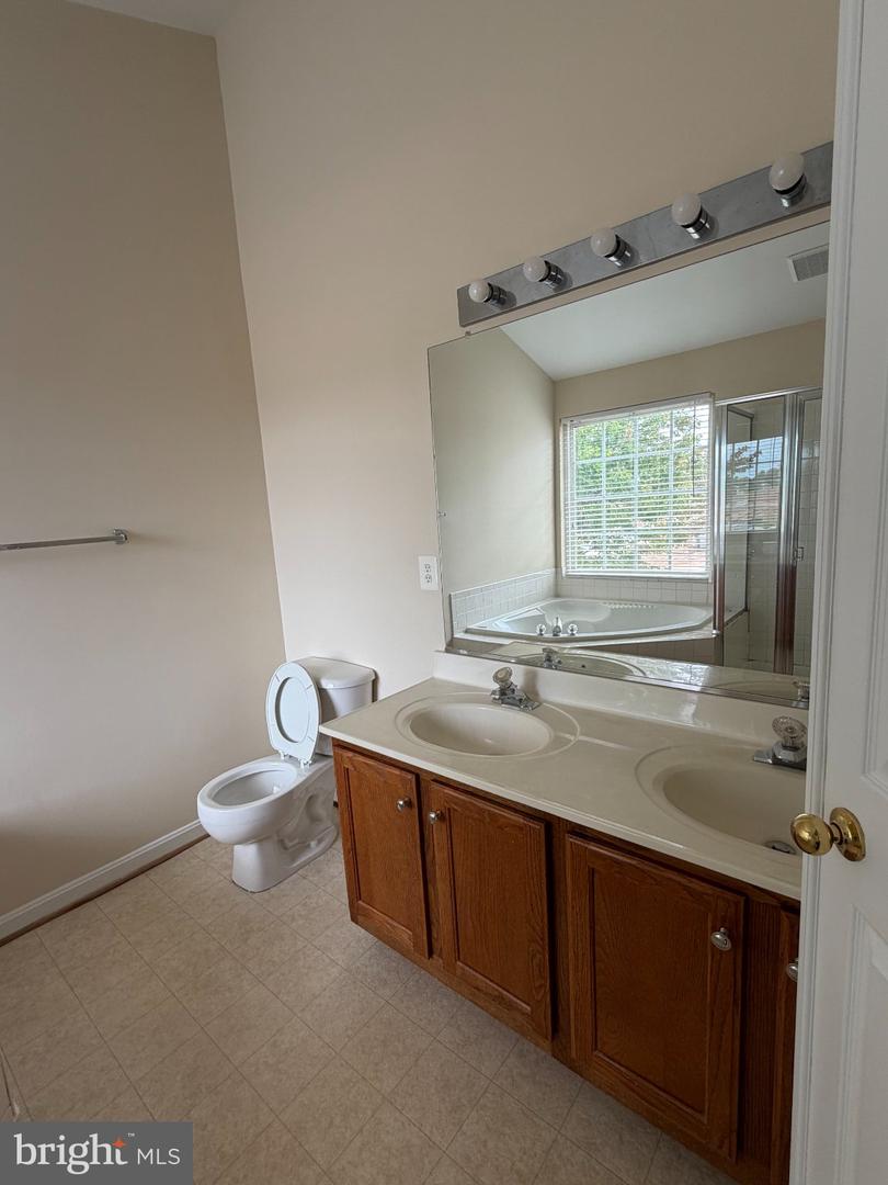 9400 Silver Meteor Ct Property Photo 8