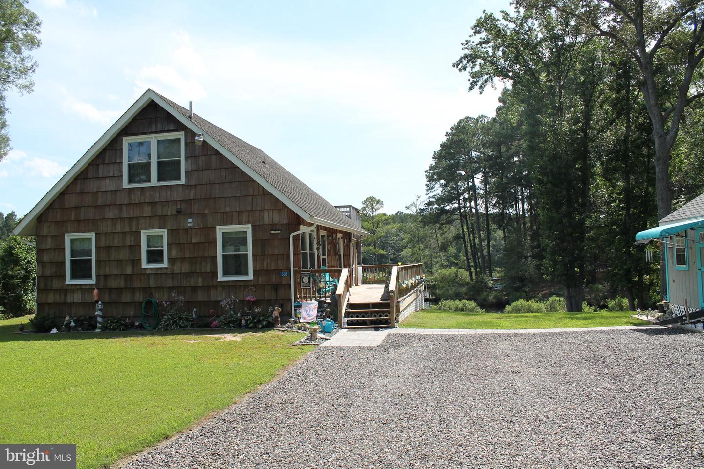 300 Maple Ln Property Photo 2