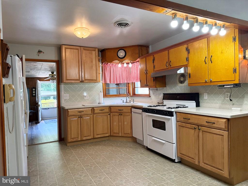 664 Sandy Point Rd Property Photo 5