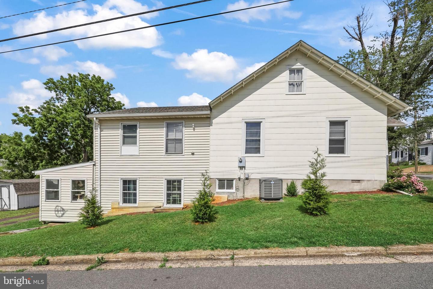 189 Newton St Property Photo 34