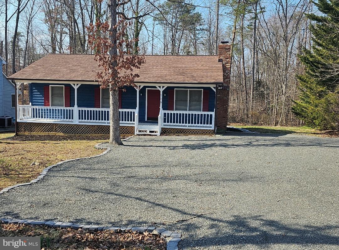 718 Lakeview Pkwy Property Photo 2
