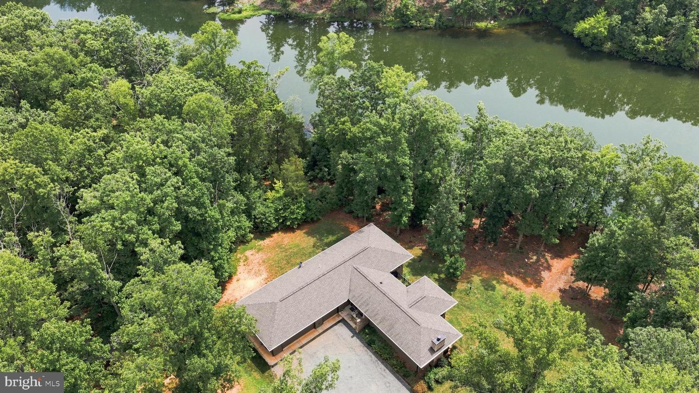 20492 Shore Dr Property Photo 6