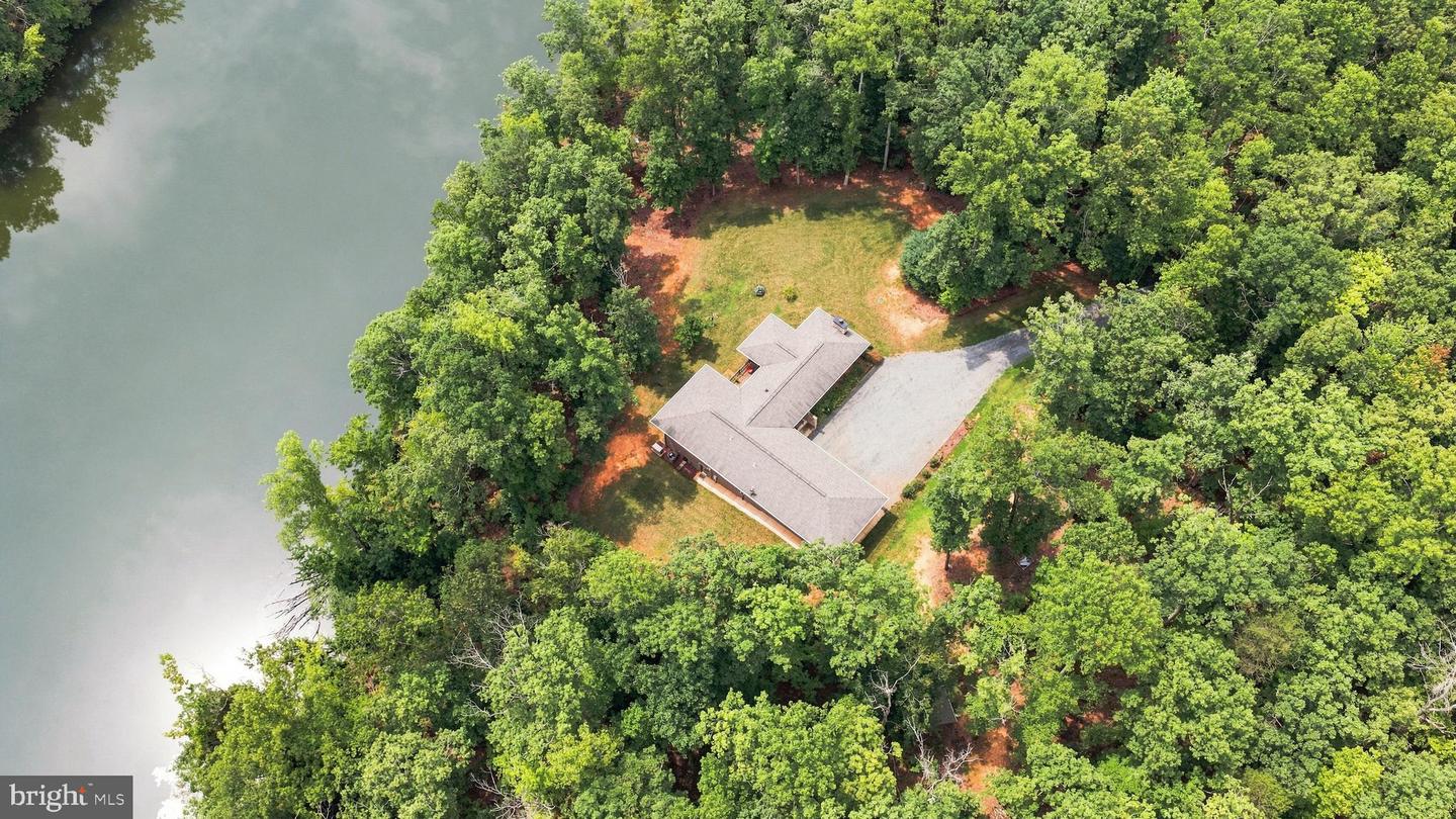 20492 Shore Dr Property Photo 7