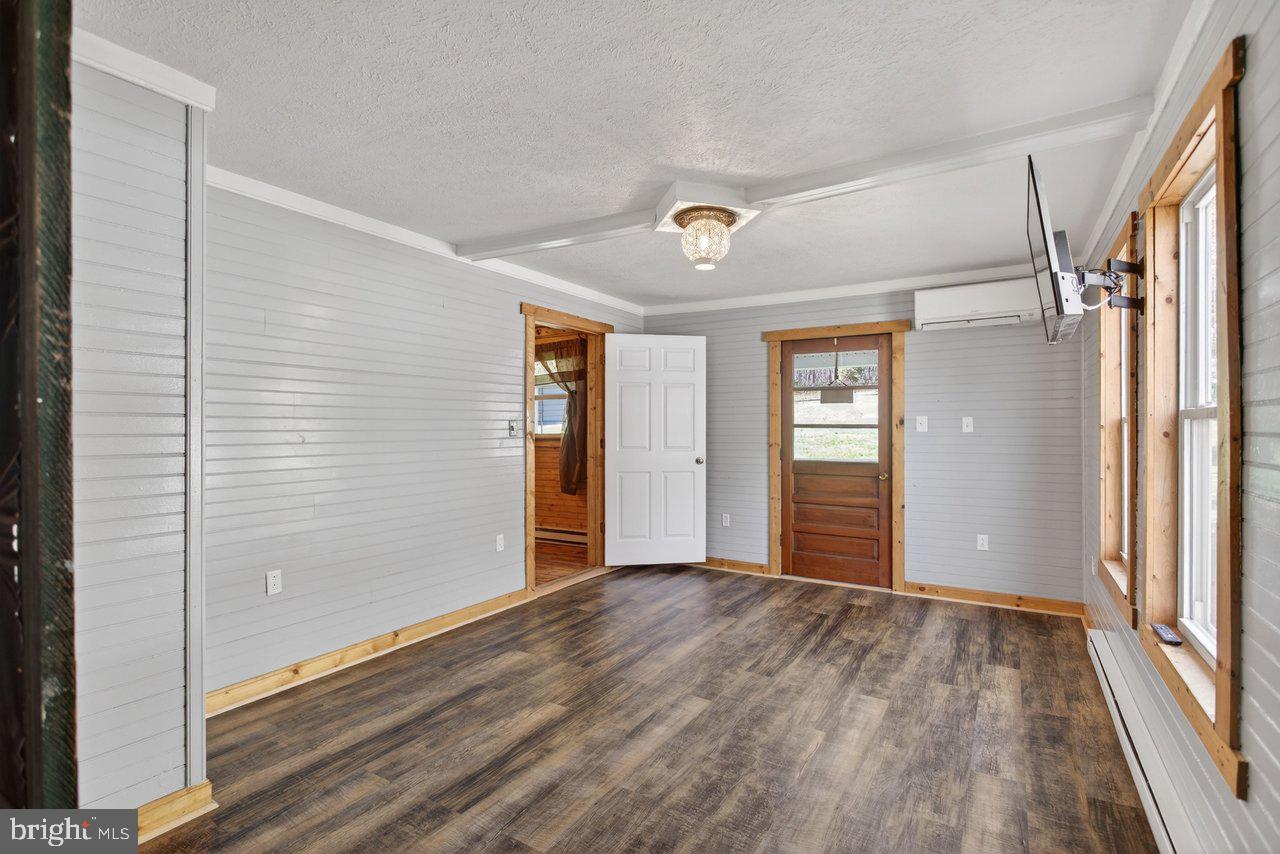 160 Gale Ln Property Photo 23