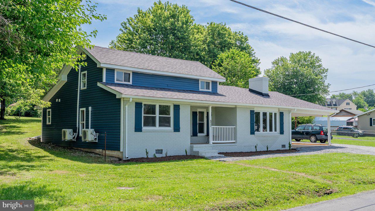 577 Pond Ave Property Photo 3