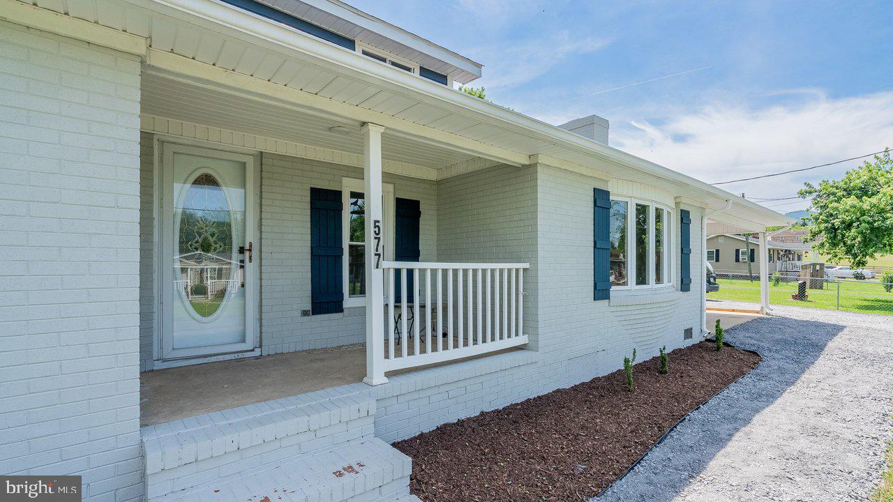 577 Pond Ave Property Photo 4