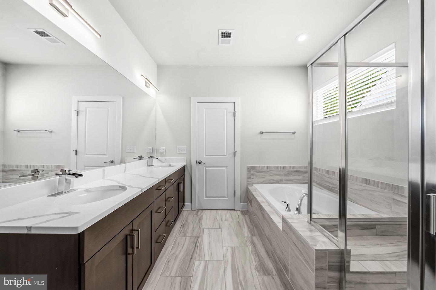 2020 Silver Sycamore Ln Property Photo 5