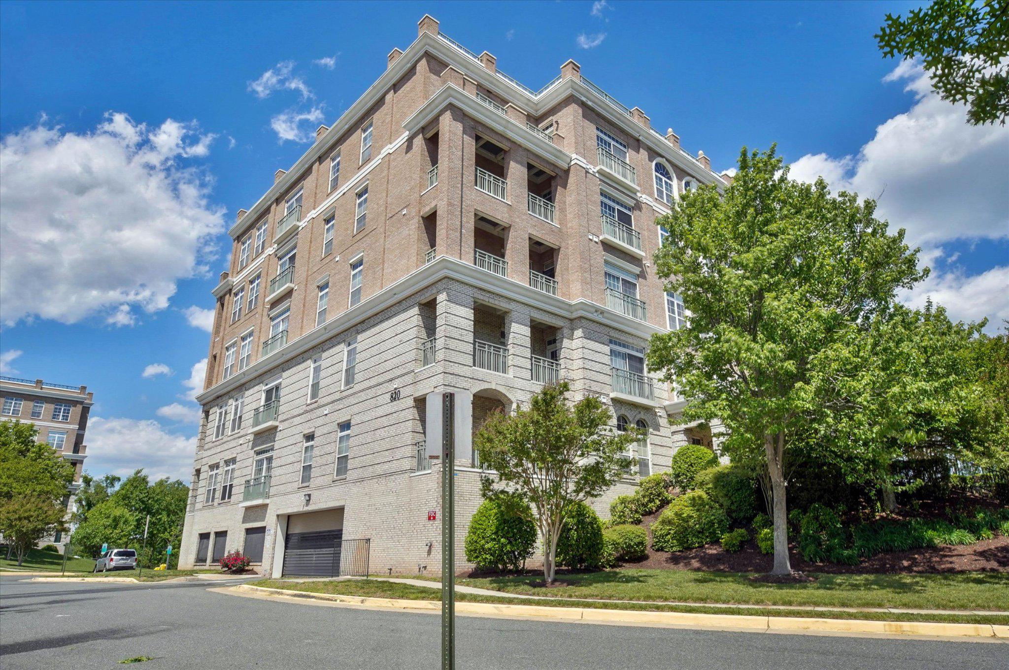 820 Belmont Bay Dr #303 Property Photo 4