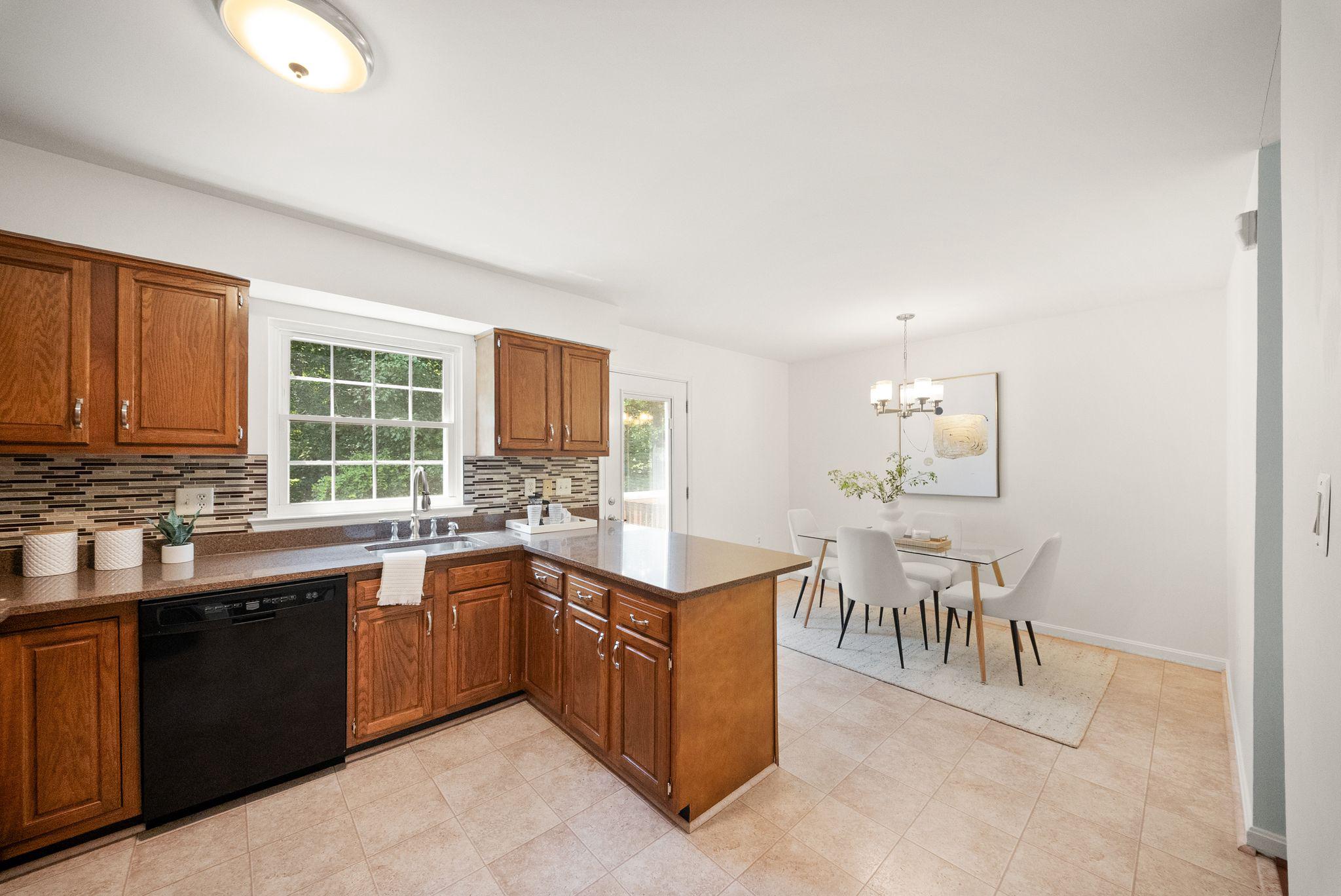 15325 Waters Edge Ct Property Photo 9