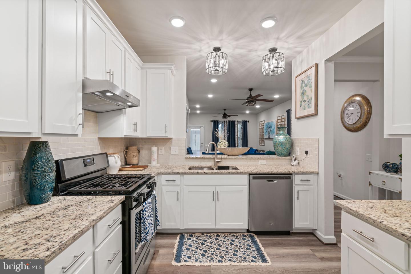 6773 Azalea Garden Ln Property Photo 4