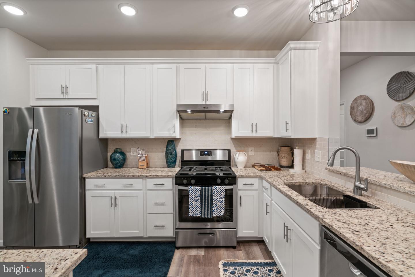 6773 Azalea Garden Ln Property Photo 5