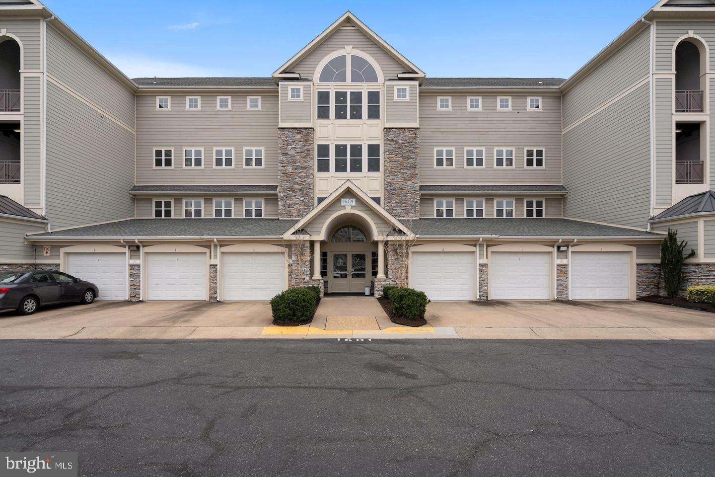 1641 LADUE CT #108 Property Photo 1