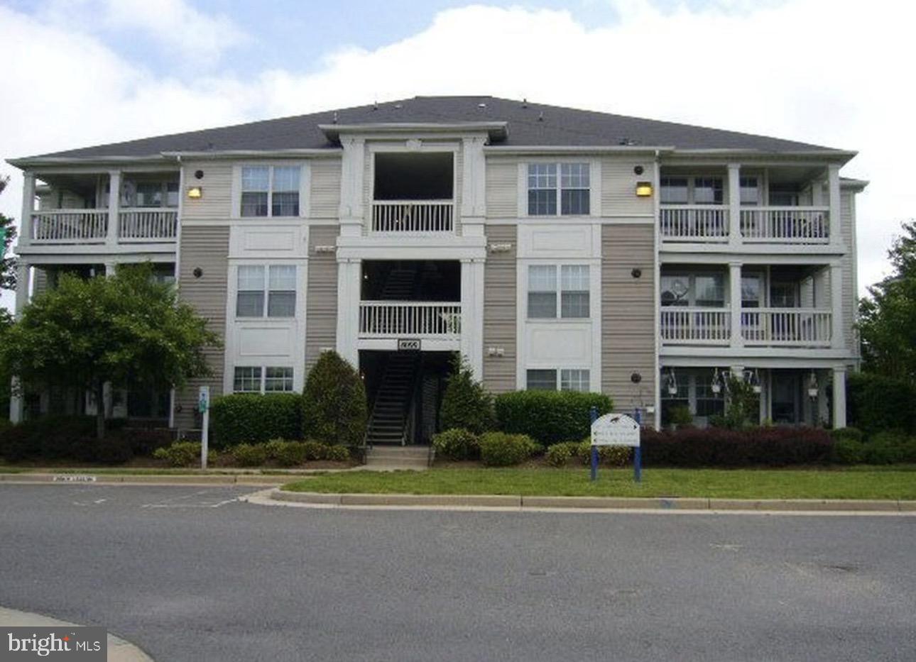8095 LACY DR #304 Property Photo 1