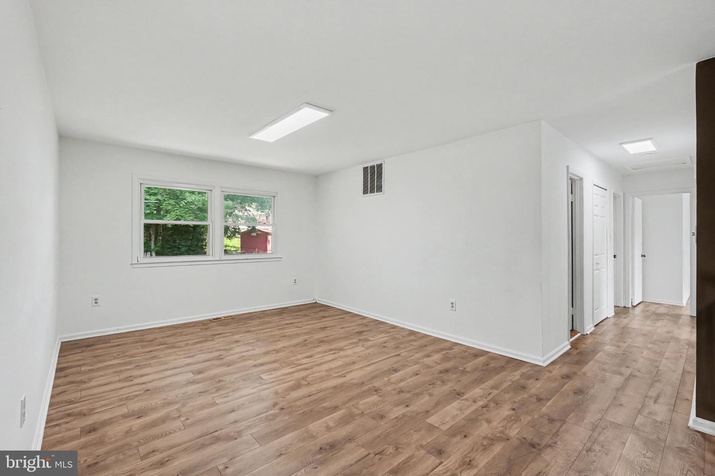 5529 Neddleton Ave Property Photo 11