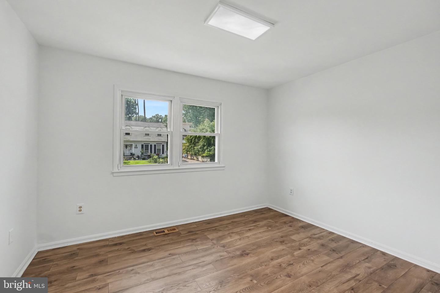 5529 Neddleton Ave Property Photo 12