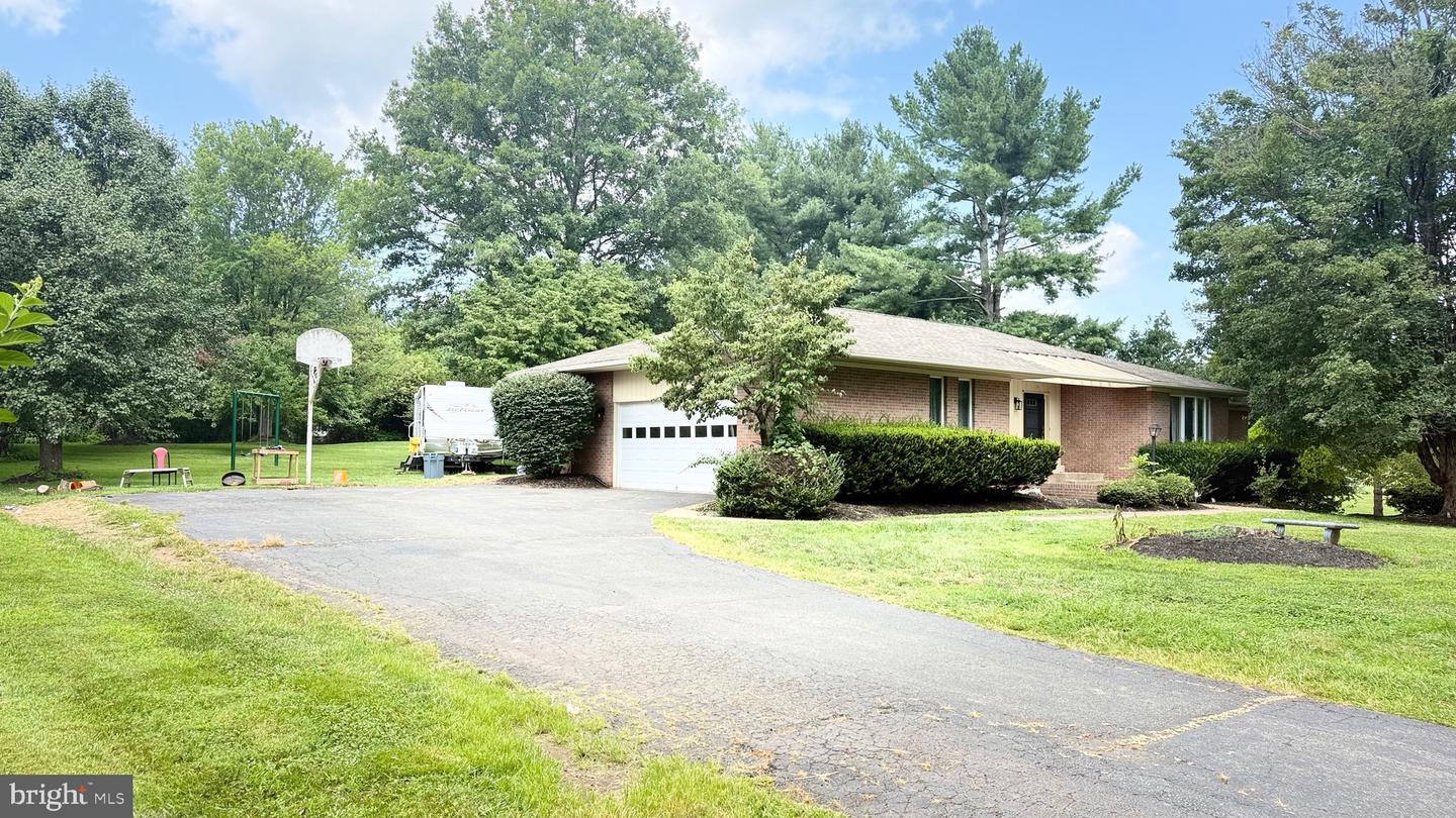 4800 Maurine Ct Property Photo 3