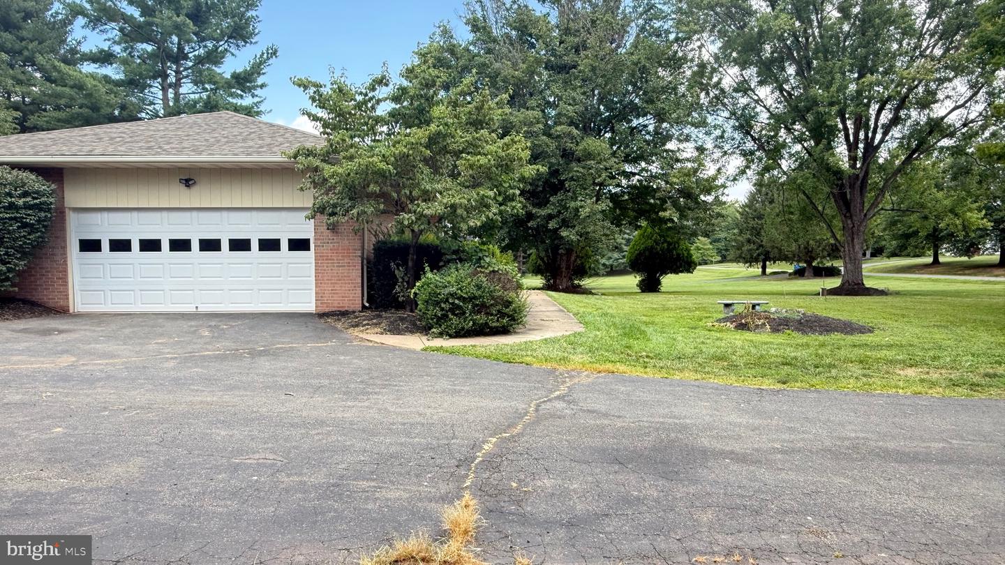 4800 Maurine Ct Property Photo 4