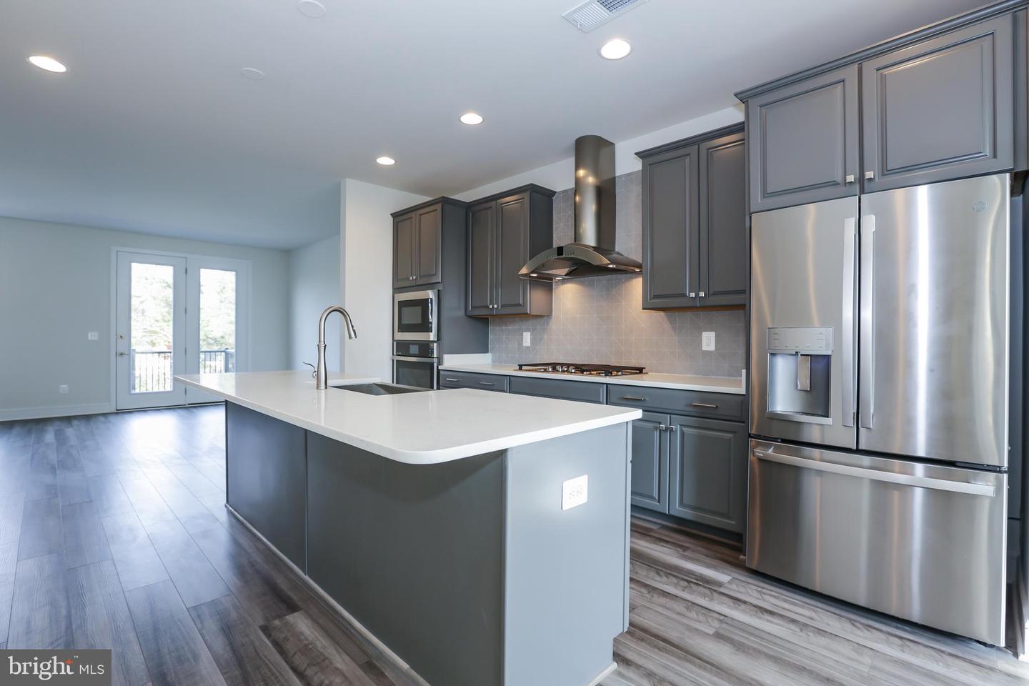 6722 Upland Manor Drive Property Photo 4