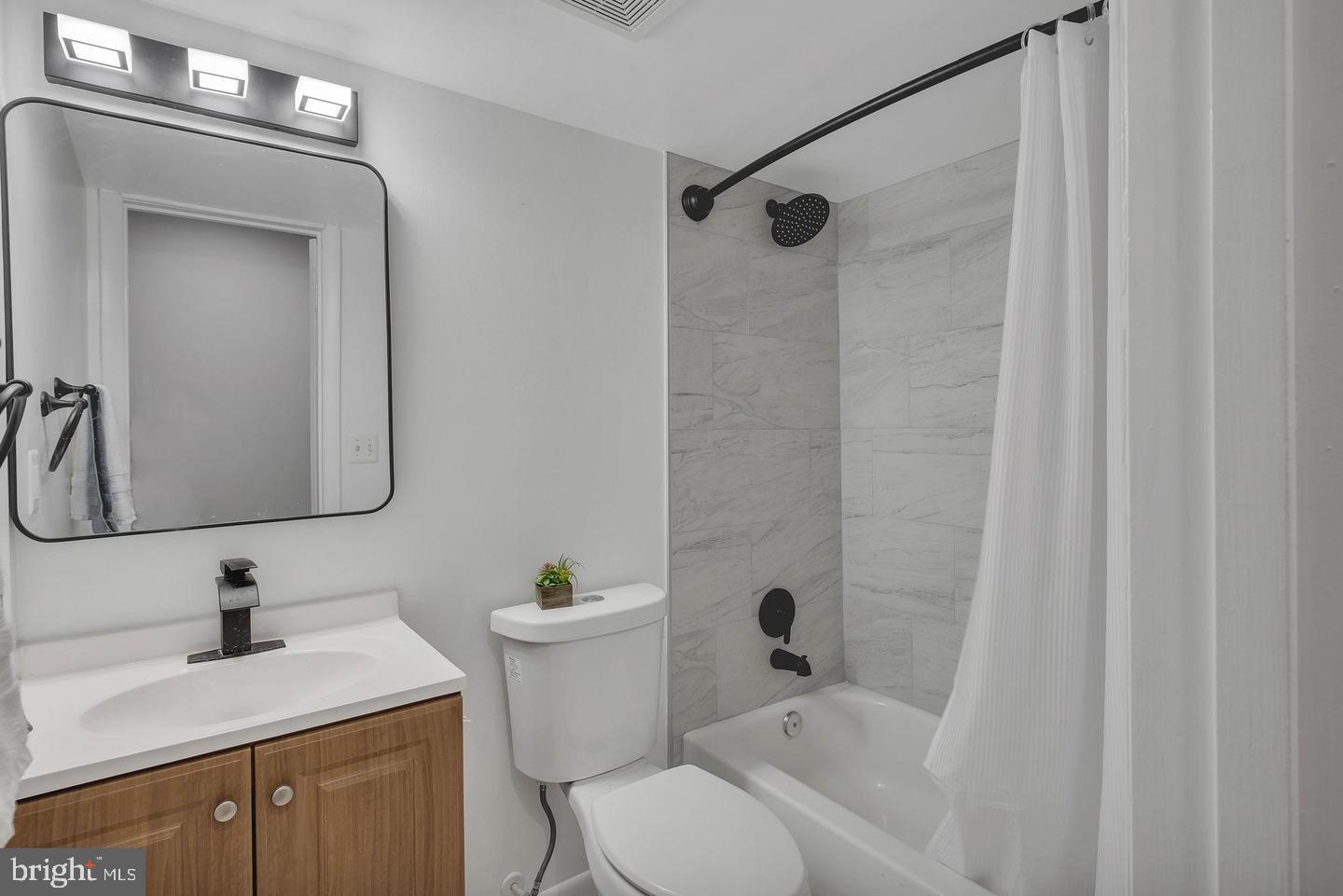 14079 Geraldine Ct Property Photo 6