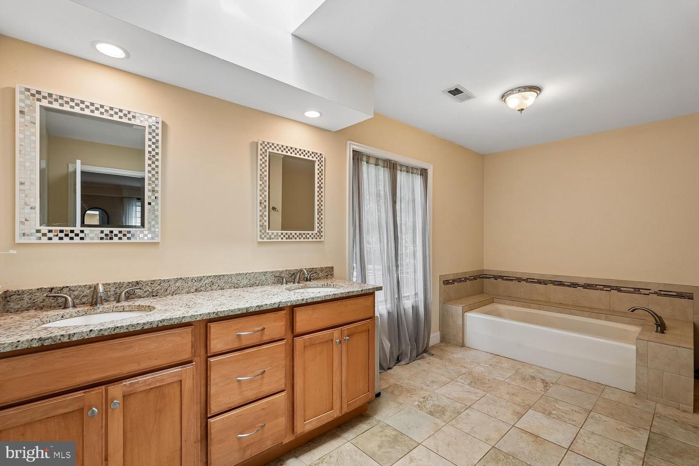 8212 Honeysuckle Rd Property Photo 27