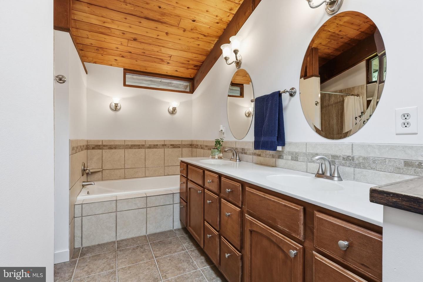 6445 Steeple Chase Ln Property Photo 17