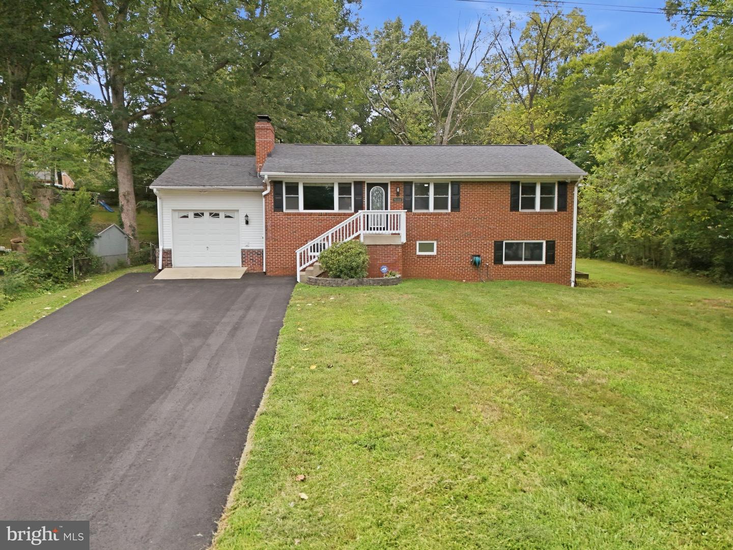 8411 Leland Rd Property Photo 2