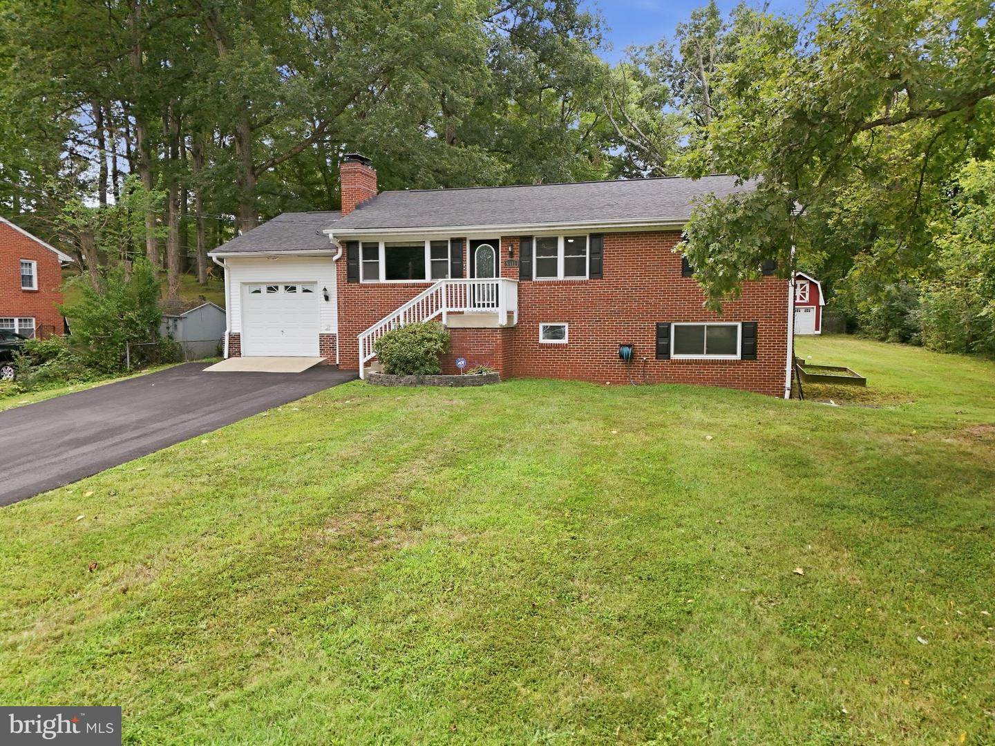 8411 Leland Rd Property Photo 3