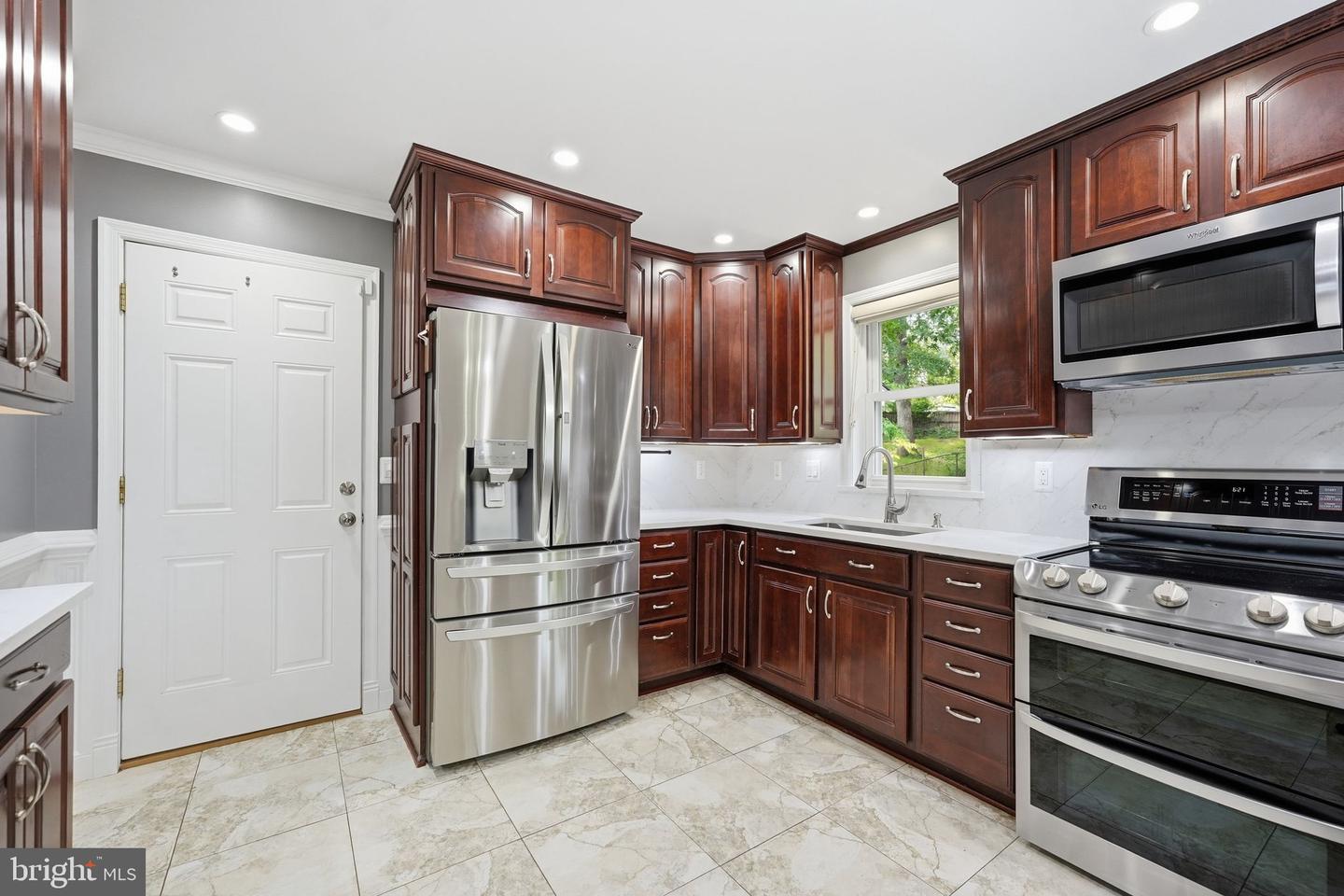 8411 Leland Rd Property Photo 10