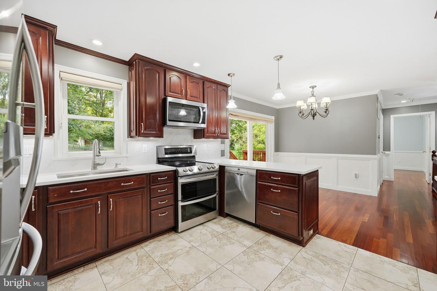 8411 Leland Rd Property Photo 11