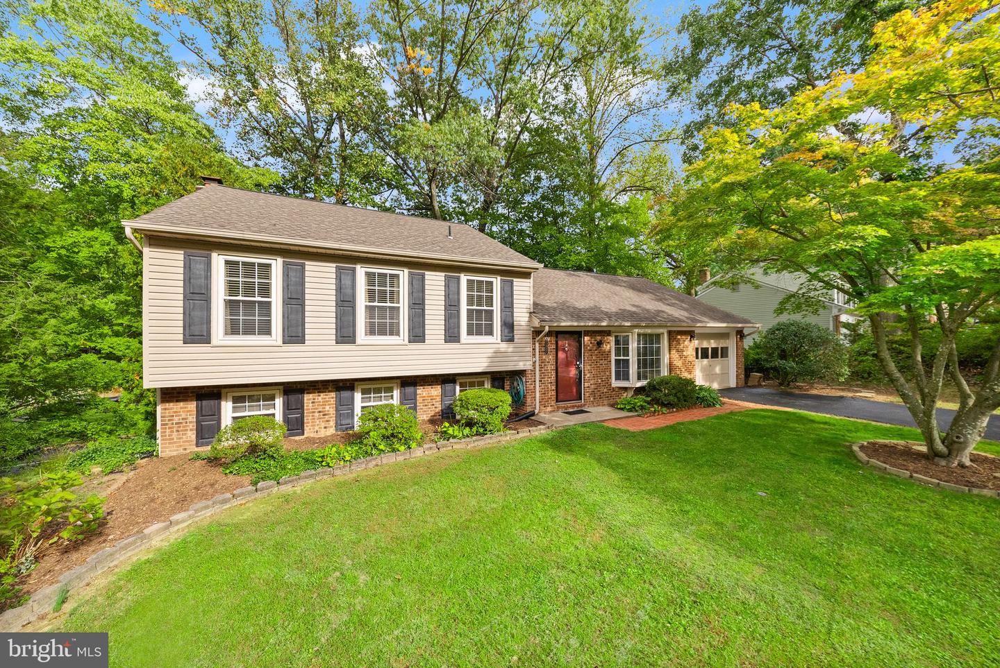 15887 Cliffbrook Ct Property Photo 3