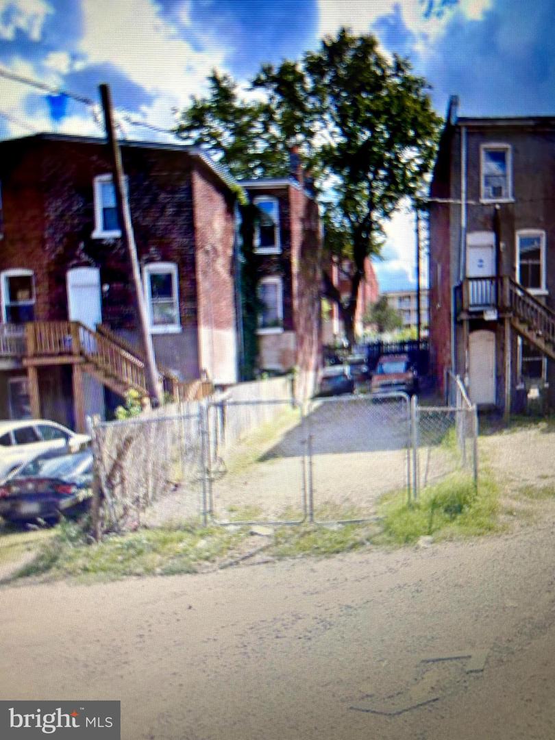 1114.5 Marshall St W Property Photo 3