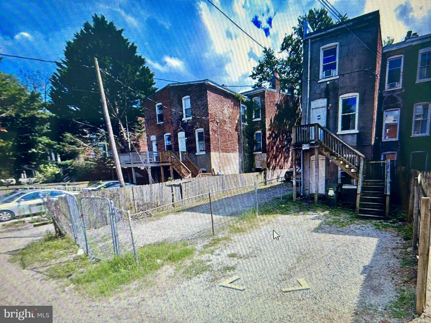 1114.5 Marshall St W Property Photo 5