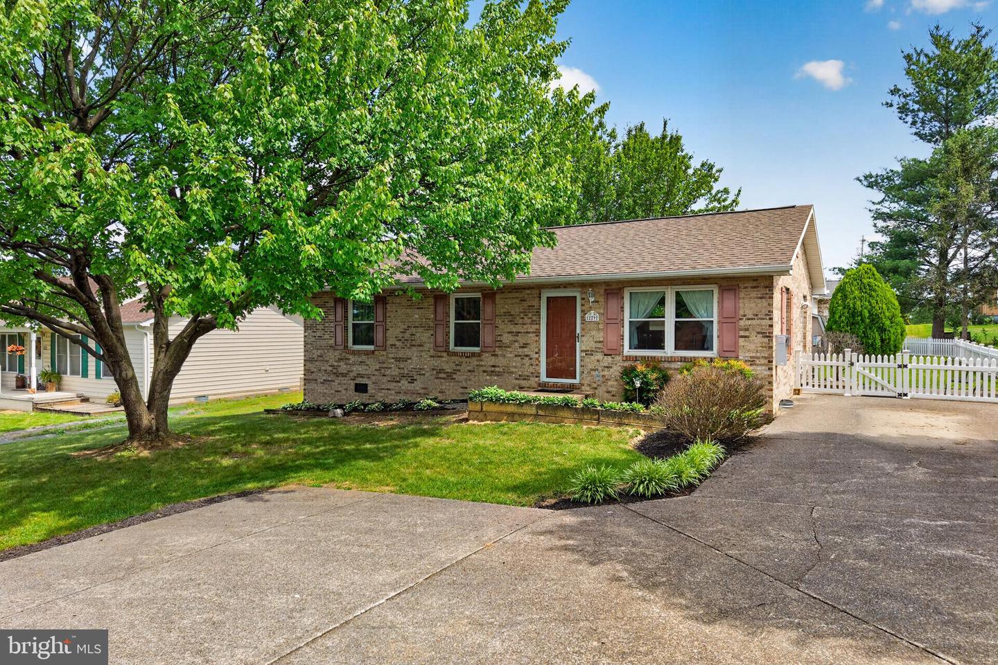 229 1st St Property Photo 1