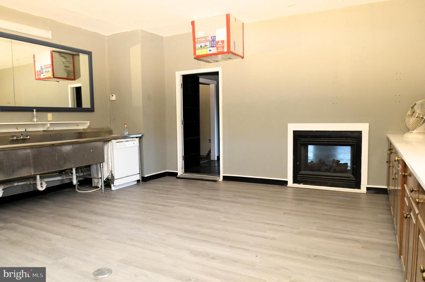 11763 Lee Highway Property Photo 8