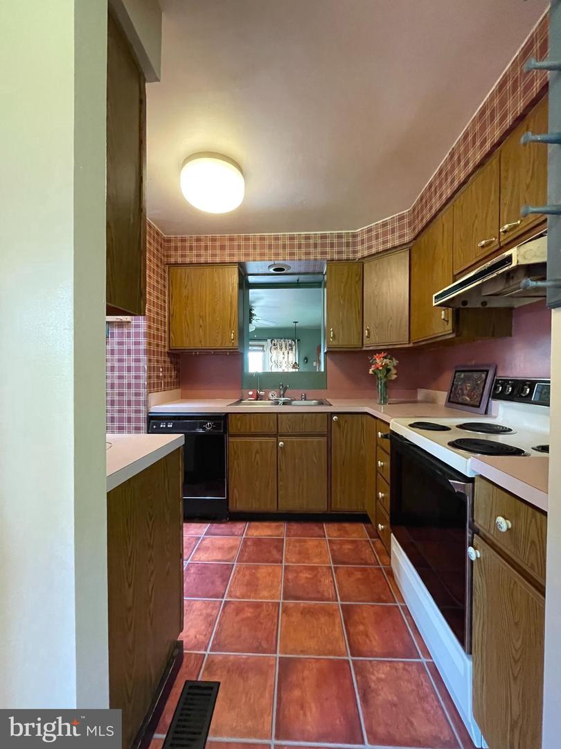 13782 Crest Hill Rd Property Photo 16