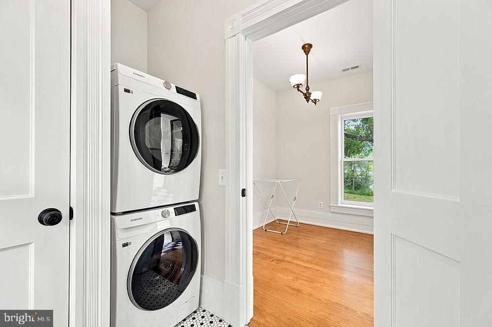 558 Gay St Property Photo 33