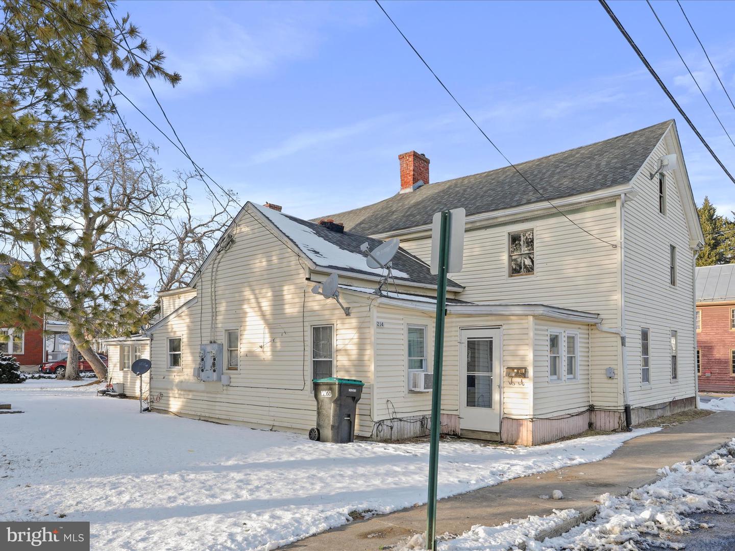 209 W Queen St Property Photo