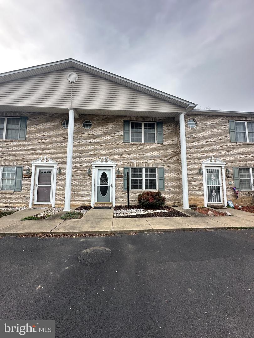 212 Waterbrook Ct Property Photo