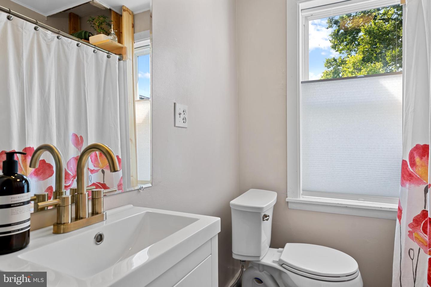 238 E King St Property Photo 6