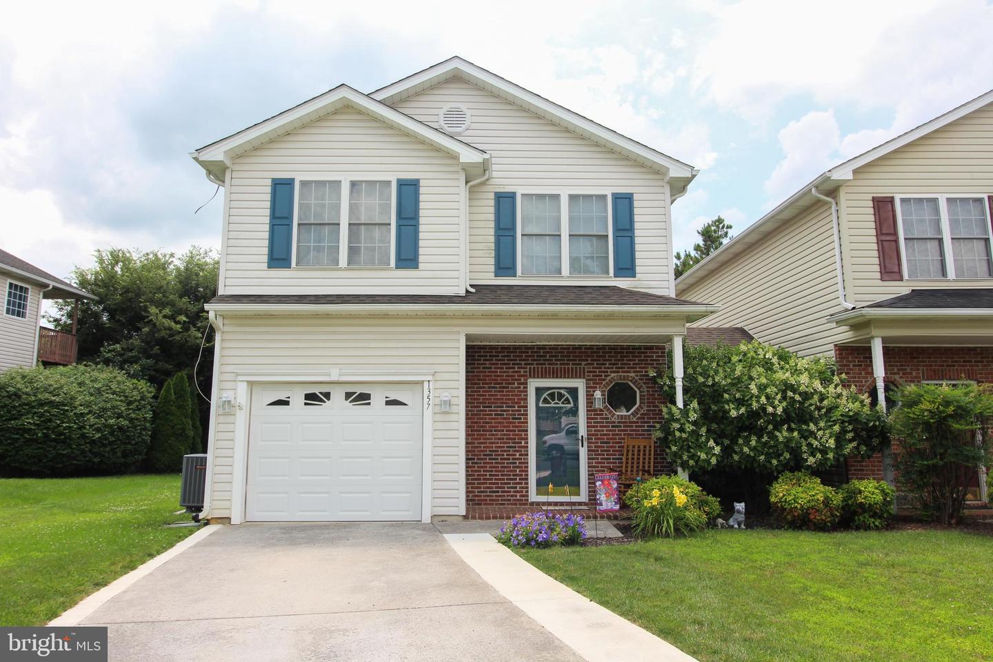 1357 Horseshoe Cir Property Photo 1