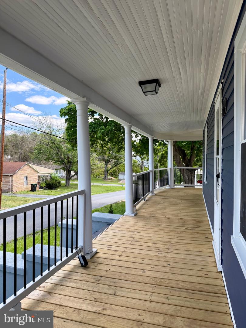 619 Branch St Property Photo 2