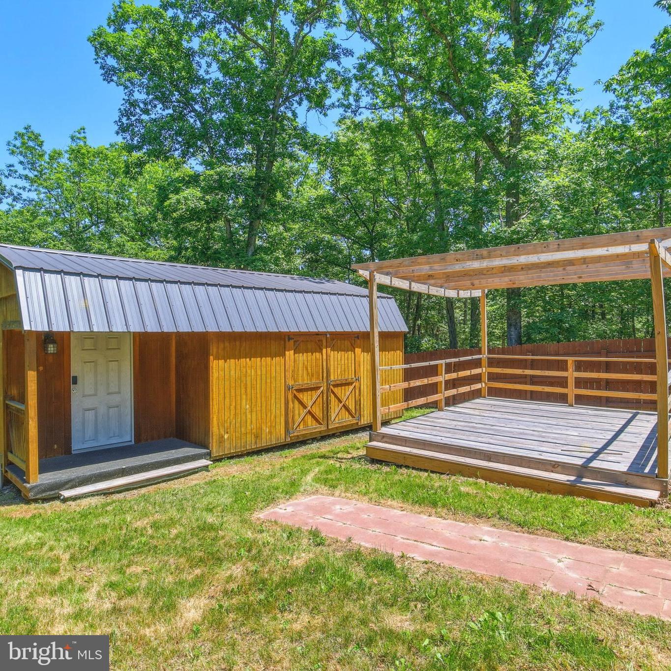 671 Willow Ln Property Photo 8