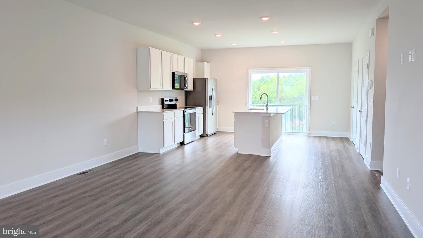 450 Sophie St Property Photo 6