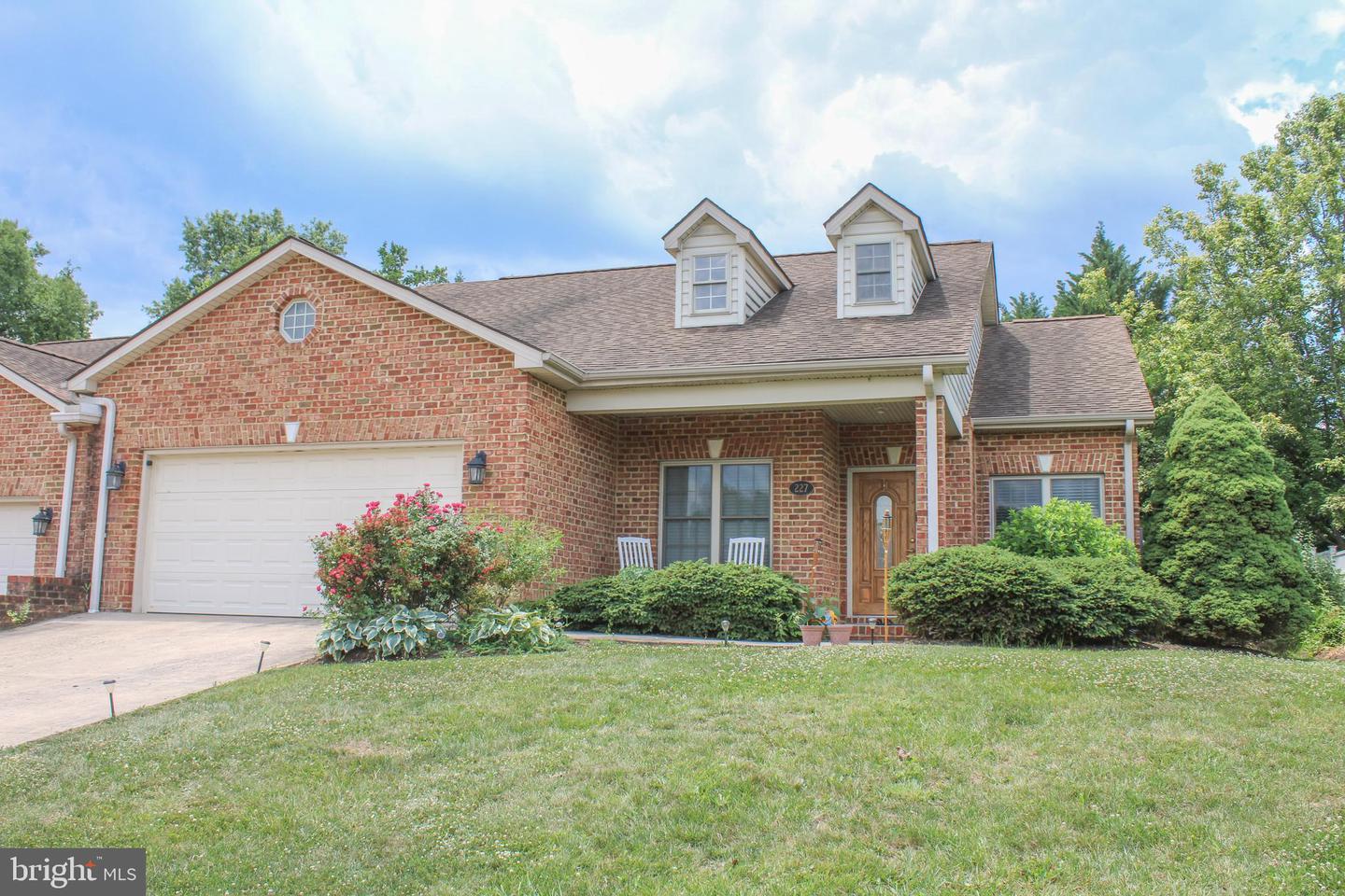 227 DONNA DR Property Photo 1