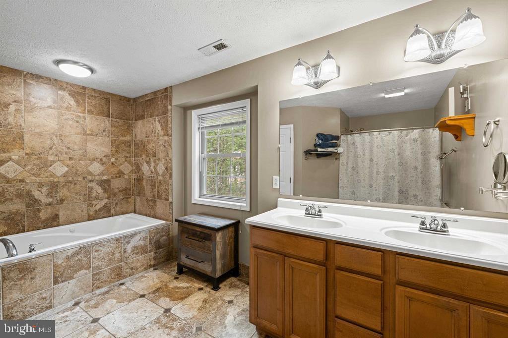 88 Pin Oak Property Photo 41