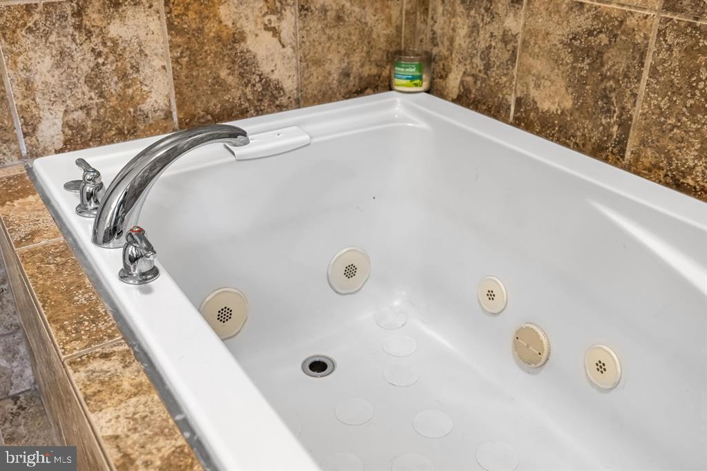 88 Pin Oak Property Photo 44