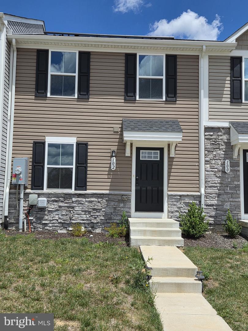 102 Spring Pl Property Photo 1