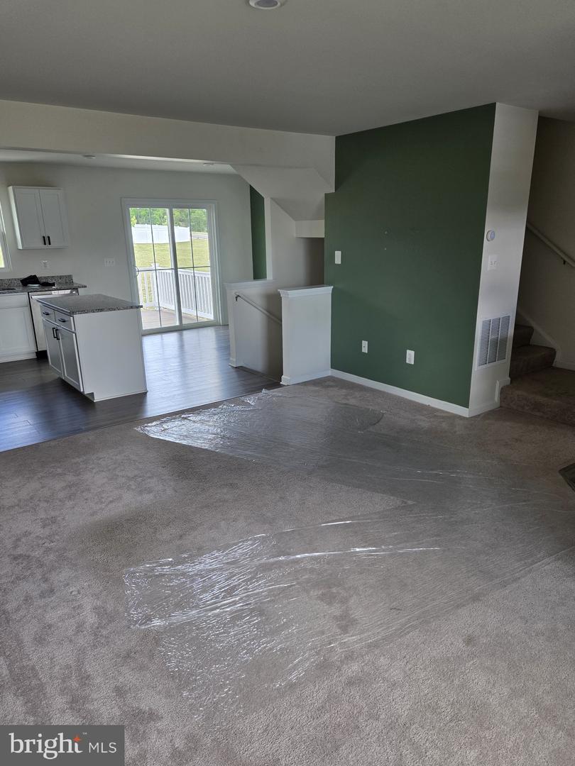 102 Spring Pl Property Photo 5
