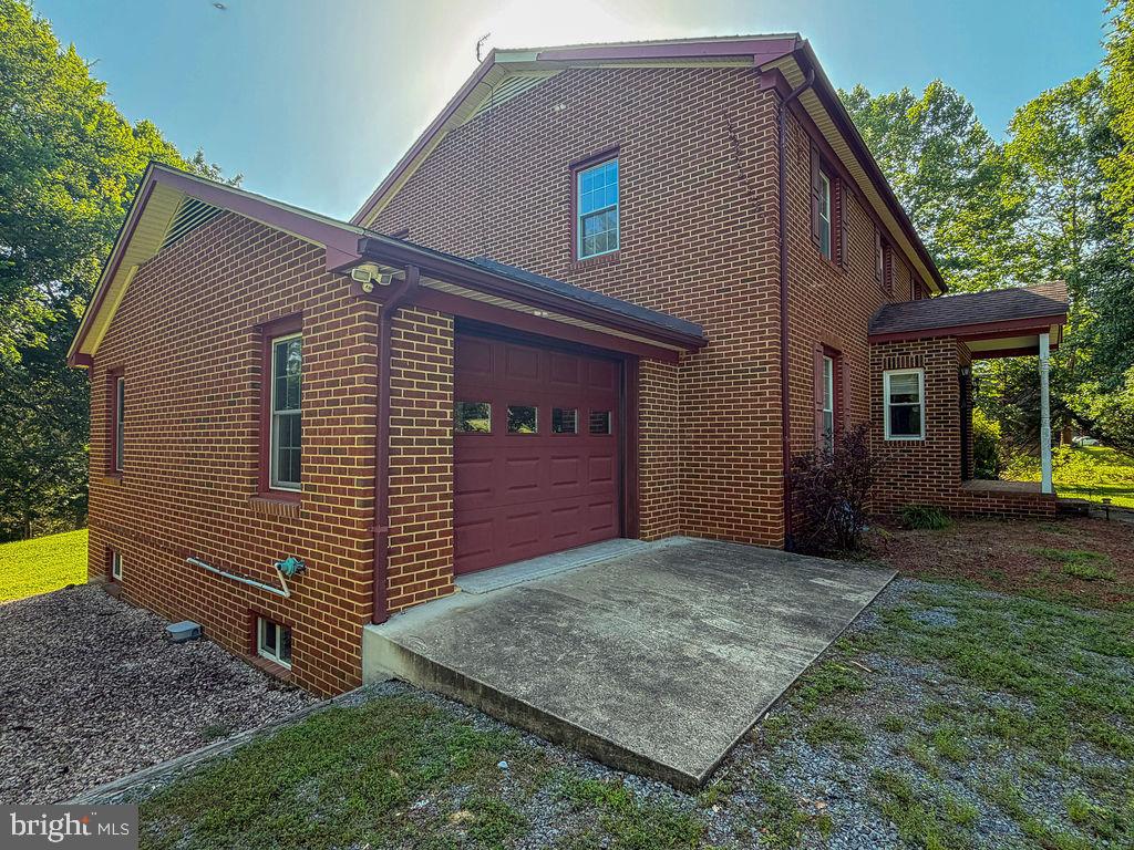 11 Hickory Ln Property Photo 4